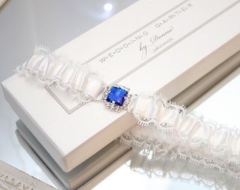 jarretière de mariage en dentelle blanche avec diamant bleu, quelque chose de bleu jarretière, quelque chose de bleu pour la mariée, jarretière de mariée en dentelle blanche, jarretière avec bleu