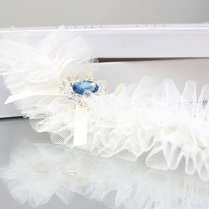 jarretière de mariage en tulle ivoire avec quelque chose de bleu, jarretière en tulle ivoire, jarretière de mariée ivoire, jarretière ivoire avec bleu, jarretière de mariage avec bleu image 4