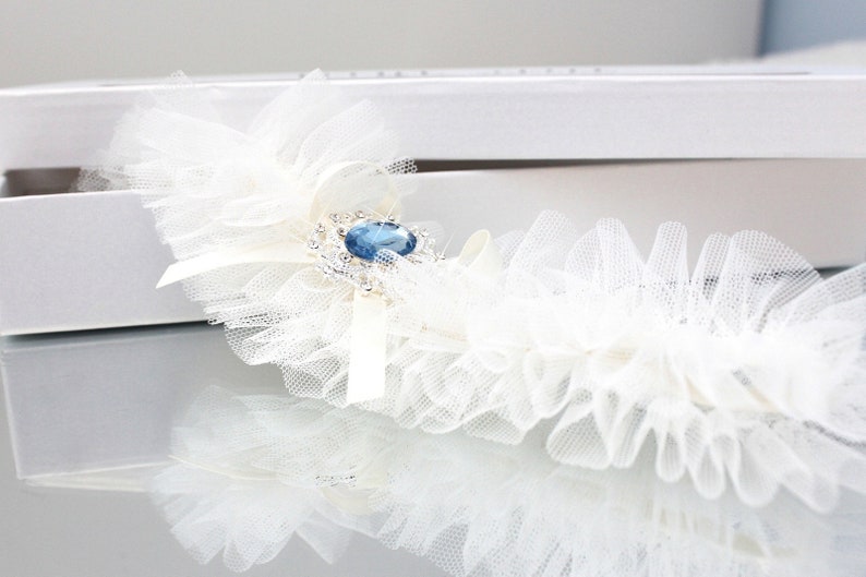 jarretière de mariage en tulle ivoire avec quelque chose de bleu, jarretière en tulle ivoire, jarretière de mariée ivoire, jarretière ivoire avec bleu, jarretière de mariage avec bleu image 4