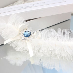 jarretière de mariage en tulle ivoire avec quelque chose de bleu, jarretière en tulle ivoire, jarretière de mariée ivoire, jarretière ivoire avec bleu, jarretière de mariage avec bleu image 5