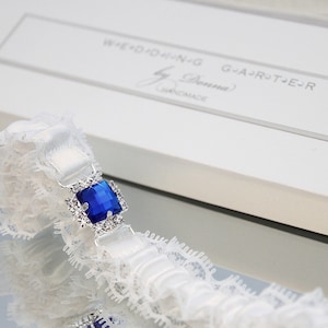 jarretière de mariage en dentelle blanche avec diamant bleu, quelque chose de bleu jarretière, quelque chose de bleu pour la mariée, jarretière de mariée en dentelle blanche, jarretière avec bleu image 3