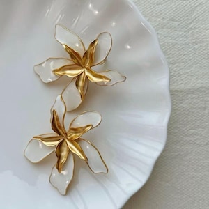 Flower Earrings Wedding Earrings Stud Earrings, Flower Stud Earrings, Gold Trimmed Flower Earrings, Spring Earring, Everyday Earrings, Gifts