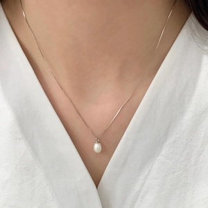 Baroque Pearl Necklace, Simple Pearl Pendant Necklace in Delicate Chain, Minimalist Pearl Necklace in Sterling Silver, Gift for Her