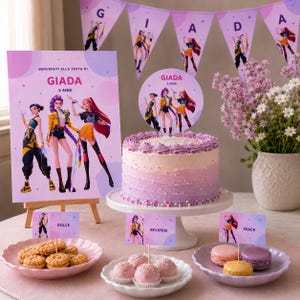 May include: A party decoration set featuring a round cake topper, a rectangular welcome sign, and three food labels with the text GIADA 5 ANNI, DOLCE, BEVANDE, and SNACK. The items display cartoon characters in yellow and purple outfits.