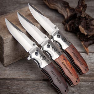 Couteaux de poche gravés Cadeaux pour proposition de garçon d'honneur Couteaux pliants faits main dans une boîte en bois ou un étui en cuir Cadeaux de mariage pour garçon d'honneur et homme d'honneur