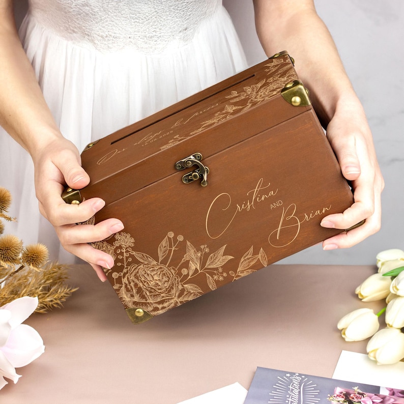 Caja para tarjetas de boda gótica - Caja negra con sobre y cerradura - Caja para tarjetas y regalos de boda de Halloween - Hucha de madera grabada con pareja imagen 9