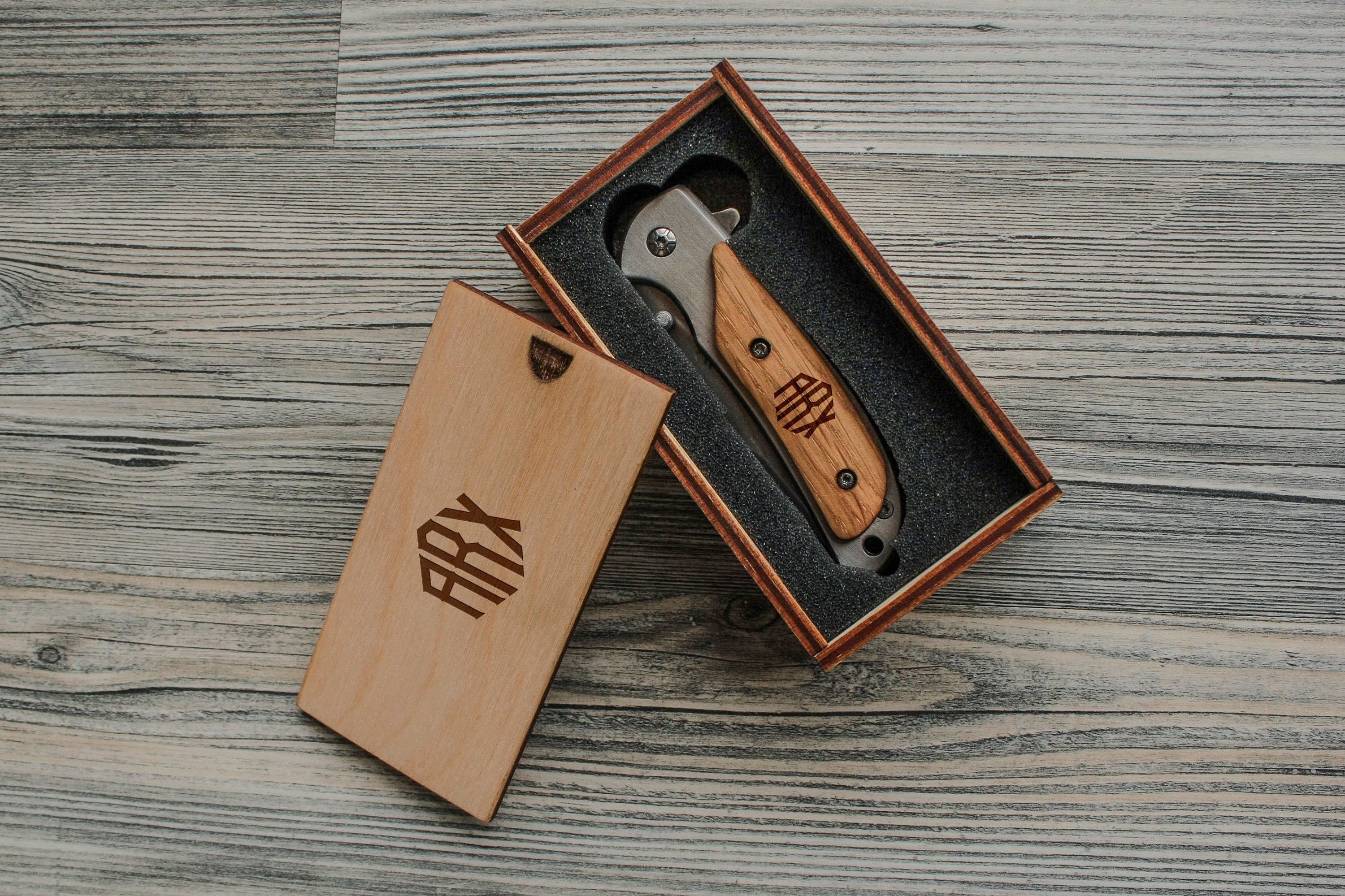 ▷ Chollo Navaja personalizada con estuche de madera perfecta como regalo  por sólo 21,95€ (entrega a tiempo para Navidad)