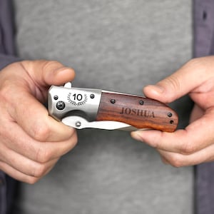 Coltellino tascabile personalizzato regalo di anniversario per il marito, regali di coltelli pieghevoli incisi per il fidanzato, coltelli personalizzati in scatola di legno o custodia in pelle