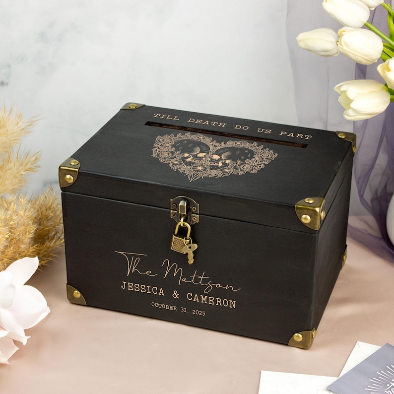 Caja para tarjetas de boda gótica - Caja negra con sobre y cerradura - Caja para tarjetas y regalos de boda de Halloween - Hucha de madera grabada con pareja Negro