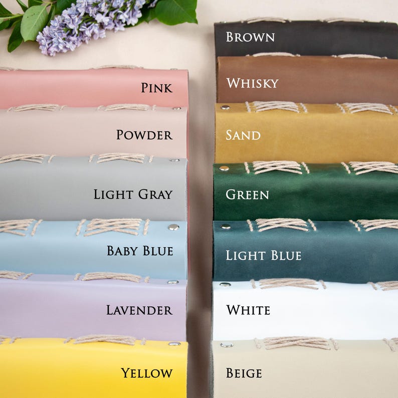 Pode incluir: Um conjunto de dez di&aacute;rios encadernados em couro de v&aacute;rias cores, incluindo marrom, rosa, u&iacute;sque, p&oacute;, areia, cinza claro, verde, azul beb&ecirc;, lavanda, branco, amarelo e bege. Cada di&aacute;rio tem uma cor &uacute;nica e &eacute; costurado com fio branco.
