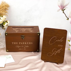 Caja para tarjetas de boda gótica - Caja negra con sobre y cerradura - Caja para tarjetas y regalos de boda de Halloween - Hucha de madera grabada con pareja Marrón