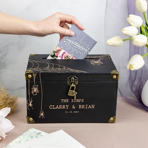 Caja para tarjetas de boda gótica - Caja negra con sobre y cerradura - Caja para tarjetas y regalos de boda de Halloween - Hucha de madera grabada con pareja imagen 8