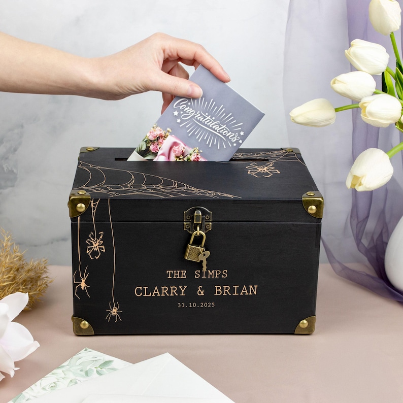 Caja para tarjetas de boda gótica - Caja negra con sobre y cerradura - Caja para tarjetas y regalos de boda de Halloween - Hucha de madera grabada con pareja imagen 8