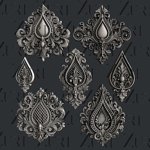 Może przedstawiać: Kolekcja ozdobnych, srebrnych elementów dekoracyjnych z misternymi zawijasami i symetrycznymi wzorami. Elementy mają różne kształty, w tym kształty łezki i owalne, i są ułożone na ciemnoszarym tle. Szczegóły sugerują klasyczną lub vintage estetykę.