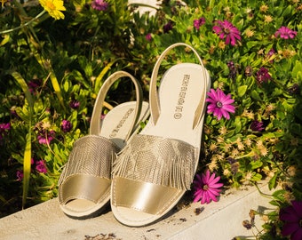 Avarcas Piel Dorada con Flecos: Menorquinas Boho Hechas a Mano