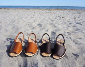 Sandales en cuir faites main appelées Menorquinas-Avarcas/ Sandales de style méditerranéen avec un design confortable/ Fabriquées à la main en Espagne. Différentes couleurs