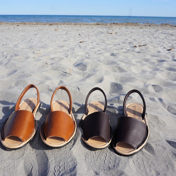 Sandales en cuir faites main appelées Menorquinas-Avarcas/ Sandales de style méditerranéen avec un design confortable/ Fabriquées à la main en Espagne. Différentes couleurs