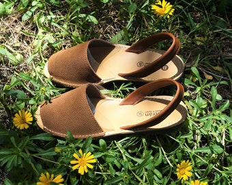 Brązowe skórzane sandały Avarcas: letnie buty na Majorce