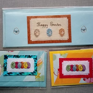 Huevos de Pascua: tarjetas de punto de cruz y etiquetas de regalo completadas