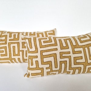Dikke katoenen kussenhoes. Ruw canvas, mosterdgeel geometrisch ontwerp. Rechthoekig