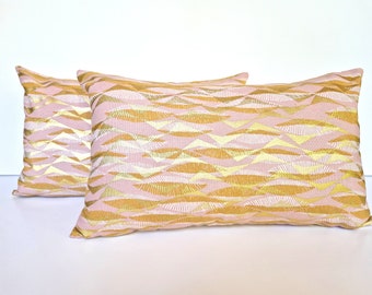 Housse de coussin, coussin rectangulaire, éléments géométriques dorés ,blancs et jaunes, fond rose, 30 x 50 cm, 12" x 20"