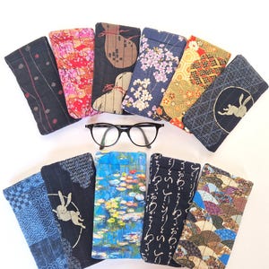 Étui à lunettes en coton japonais traditionnel molletonné souple. Fermeture clic-clac en métal recouvert de tissu.