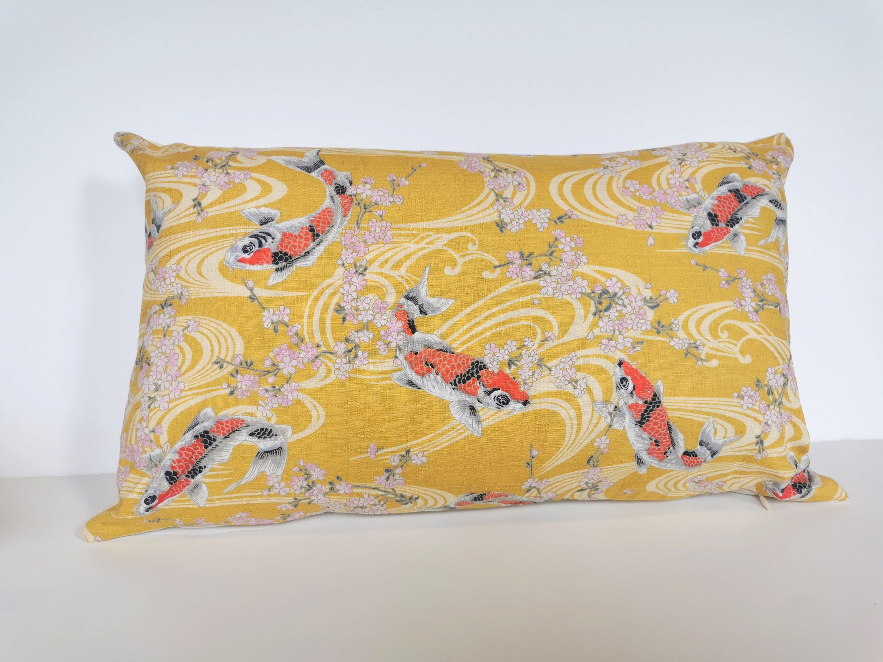 Housse de Coussin en Tissu Traditionnel Japonais, Jaune et Poissons, Rectangulaire, 30 X 50 cm, 16 2