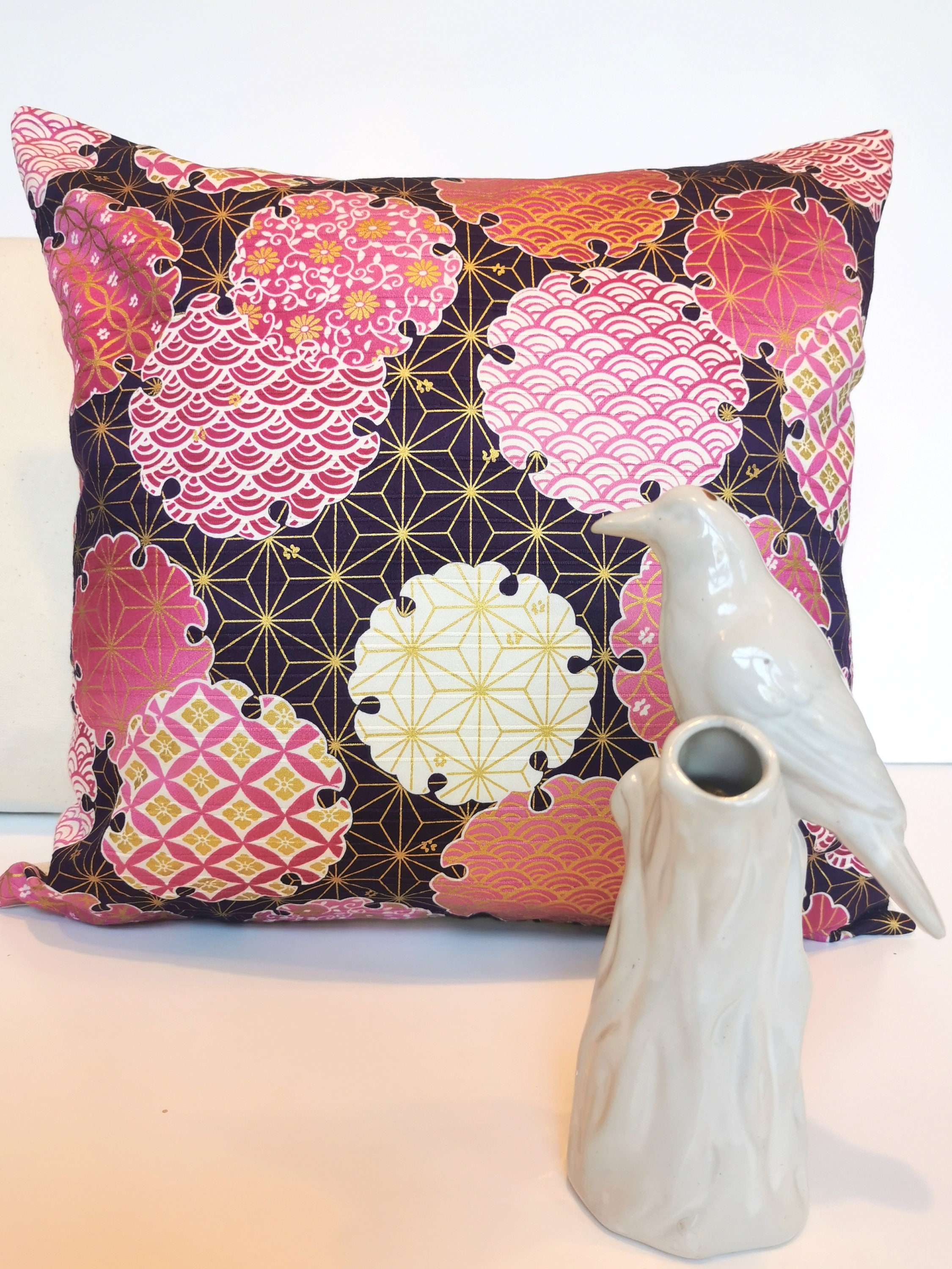 Housse de Coussin Violet, Rose, Blanc et Or , Tissu Japonais, Géométrique Motif Roue Neige, Carrée,