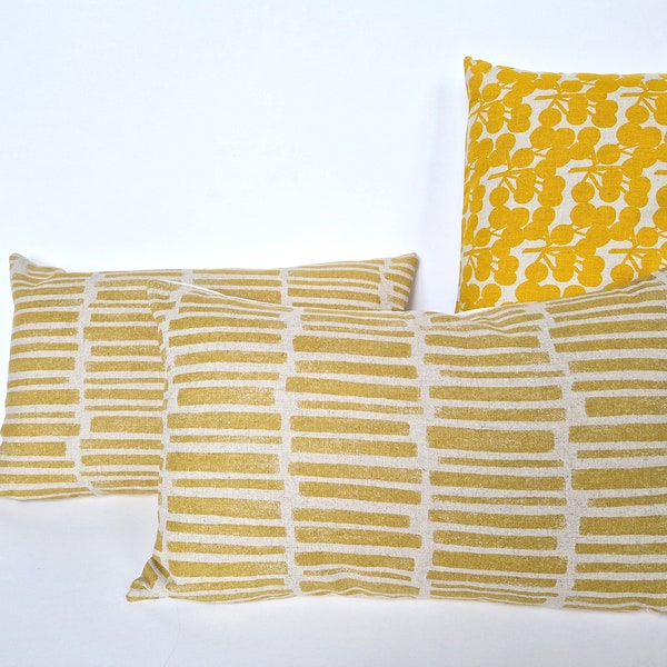 Housse de coussin ,  tissu géométrique, lignes jaune moutarde fond couleur lin naturel , rectangulaire