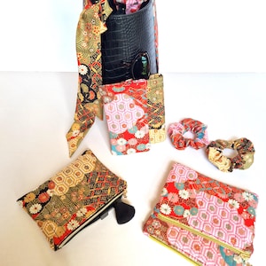 Tessuto giapponese. rosso o nero. Scelte coordinate: pochette, cerchietto per capelli, fascia per borsa, astuccio per occhiali, astucci, elastici per capelli.