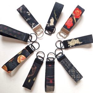 Porte clefs,  breloque de sac en tissus traditionnels japonais, porte bonheur,  sur sangle  noire  souple , dragonne, anneaux , 8 cm
