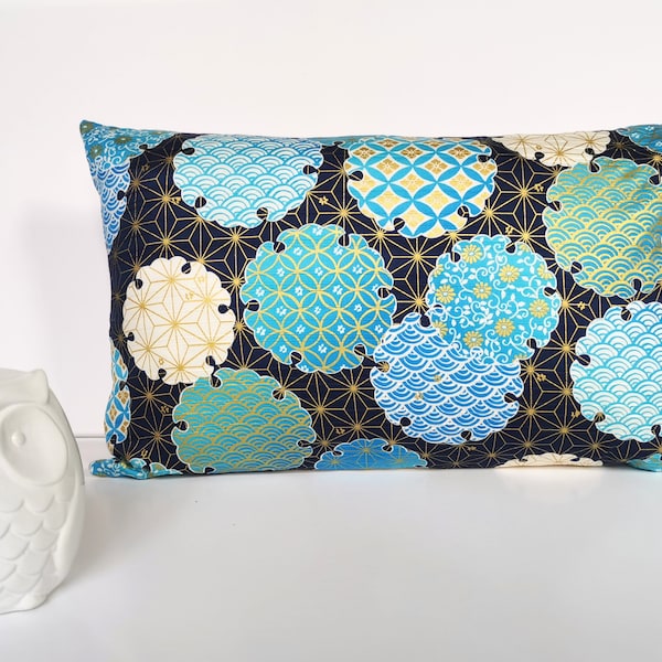 Housse de coussin bleu, turquoise et or, tissu japonais mélange de motifs Kamon et Asanoha, roue de neige, rectangulaire, 50 x 30 cm