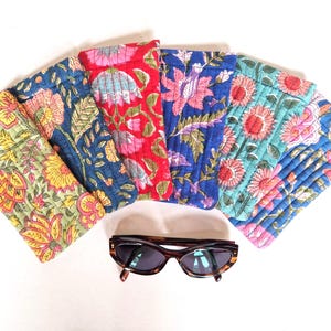 Etui à lunettes en coton indien molletonné, double face. Fermeture clic-clac en métal recouvert de tissu