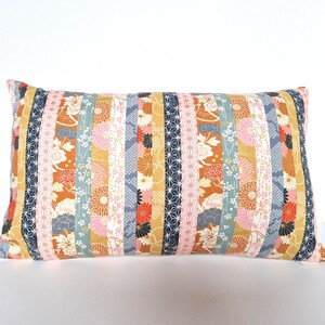 Funda de cojín en tejido japonés, algodón estructurado, estampado patchwork de tejidos verticales: rosa, gris, dorado y crudo. Asanoha