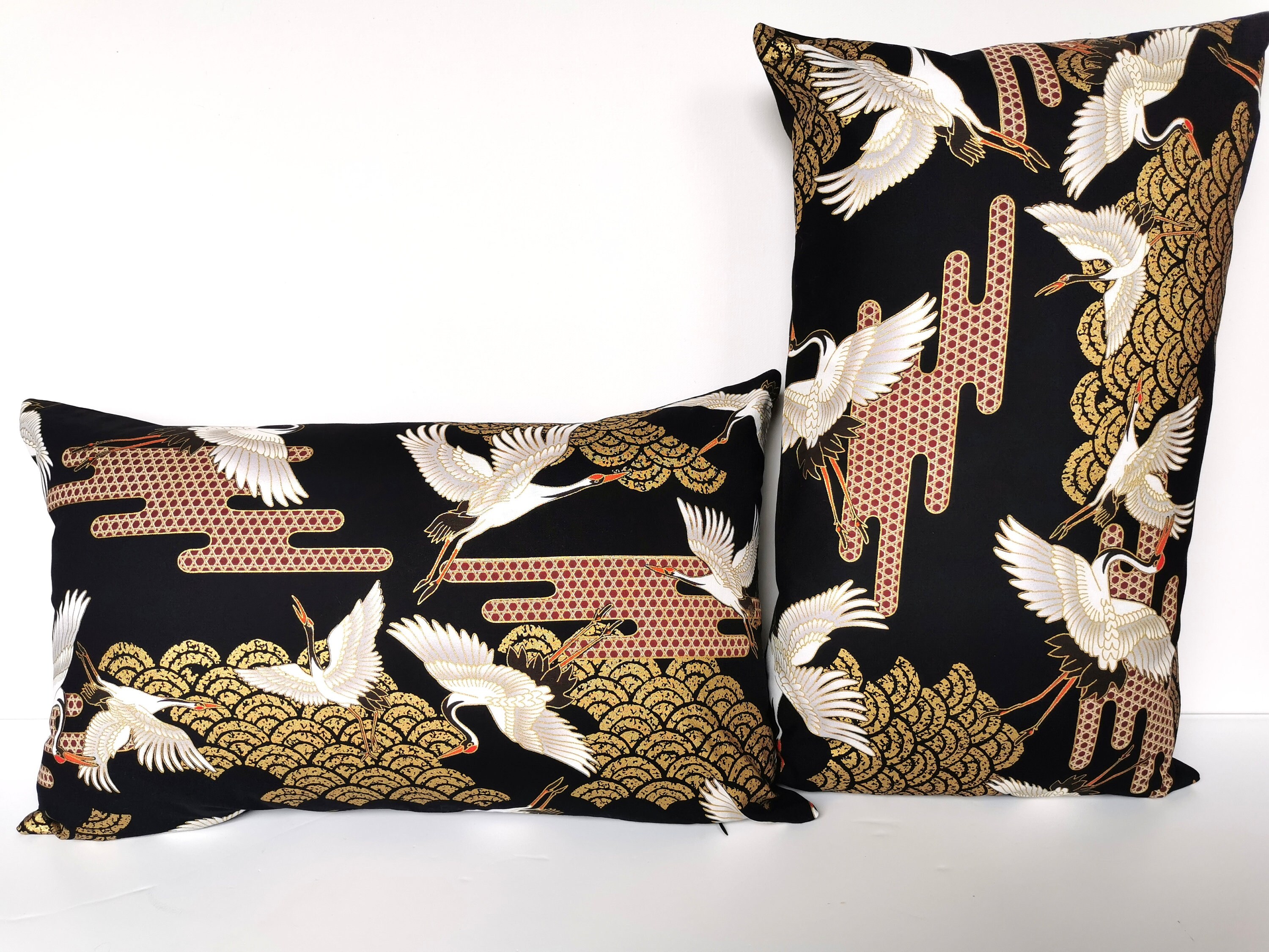 Housse de Coussin Japonais, Tissu Cigognes, Grues Dans Les Nuages , Housse Noire, Blanche et Or, Rec