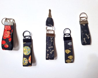 Porte clefs, boucle tissu japonais porte bonheur, noir, rouge sur sangle  noire souple , dragonne, anneaux , 8 cm