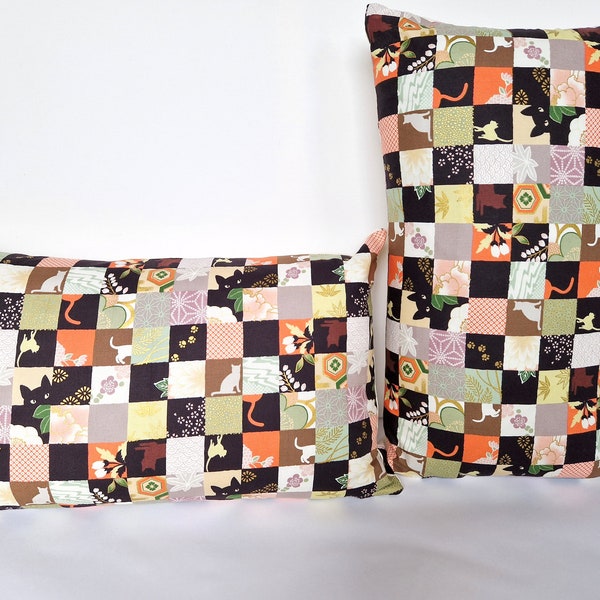 Housse de coussin rectangulaire en tissu japonais. Patchwork de carrés autour de chats, damier.  orangé, bleu, doré...multicolores