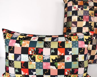 Housse de coussin rectangulaire en tissu japonais. Patchwork de carrés autour de chats, damier. Rouge orangé, bleu, doré...multicolores