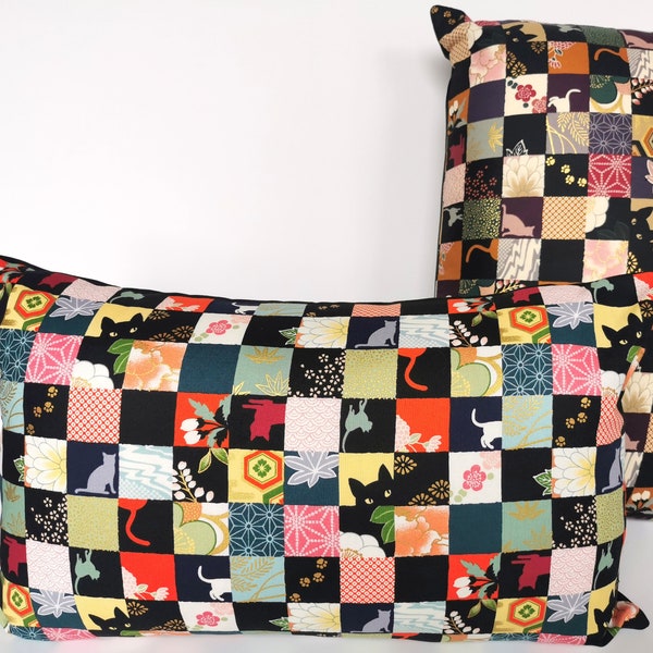 Housse de coussin rectangulaire en tissu japonais. Patchwork de carrés autour de chats, damier. Rouge orangé, bleu, doré...multicolores