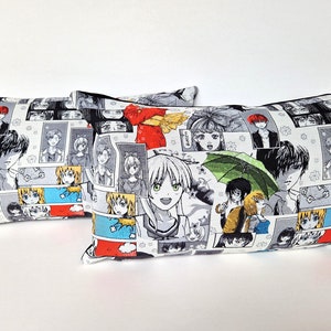 Mangas, housse de coussin en tissu jacquard épais, bande dessinée autour des femmes mangas, noir et blanc, touches rouge, bleu et jaune image 1