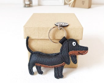 Portachiavi con simpatico bassotto, portachiavi con bassotto, ciondolo per borsa con bassotto, ciondolo per borsa con bassotto, portachiavi in similpelle con bassotto nero e marrone.