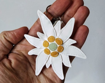 Edelweiss Keychain, Edelweiss Bag Charm, White Edelweiss Faux Leather Keychain, Flower Keychain, Handmade Edelweiss Keychain