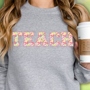 Sudadera Teach, camiseta personalizada Meet the Teacher, camiseta de otoño para maestros, sudadera Teach con letras universitarias, camiseta de regalo para futuros maestros nuevos