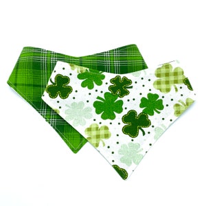 Shamrock Shuffle - Pet Bandana - verstellbar - wendbar - Hundehalstuch - St. Patrick's Day - Kleeblatt - Grün kariert - Stitches & Sass - Glücksbringer