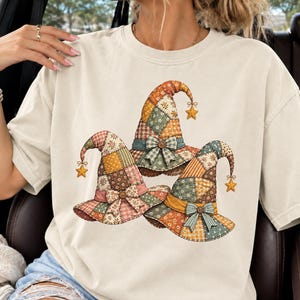 Chapeaux de sorcière patchwork PNG, clipart rustique d'Halloween, trio de chapeaux vichy fleuris vintage, motif de sorcière matelassée par sublimation