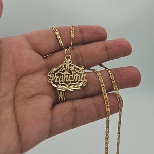 Colar de vovó de ouro, colar de vovó número um, ouro banhado a ouro 14k, pingente de vovó floral extravagante, corrente marítima plana brilhante de 2,5 mm