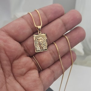 ゴールド セント ジュード ネックレス、ダイヤモンド カット タデウス レクタンギュラー ペンダント、14k ヘビー メッキ ゴールド、1 mm ボックス スタイル チェーン、美しい高品質ネックレス