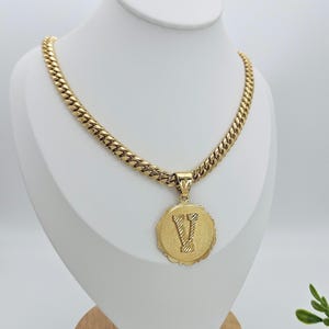 Colar inicial de ouro para homens, colar com pingente inicial circular de 30 mm, ouro banhado a ouro 14k, corrente estilo meio-fio de 7 mm, colar de alta qualidade