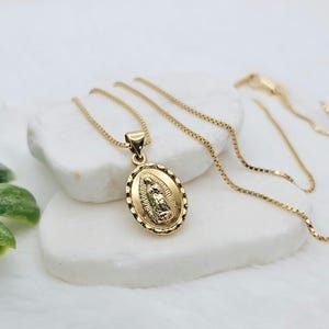 Collar de oro de la Virgen María, collar de Guadalupe con corte de diamante, chapado en oro grueso de 14 k, estilo curvo con diseño, collar minimalista de doble cara