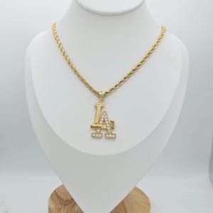 Collar de Los Ángeles, collar de oro CZ LA, collar unisex, chapado en oro pesado de 14 k, cadena de cuerda de 3 mm, colgante de 33 mm de alto, alta calidad